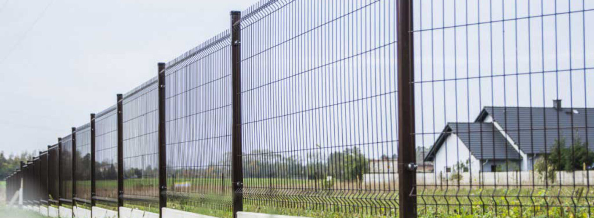 Konserwacja ogrodzenia panelowego: proste czynności, które przedłużą jego żywotność