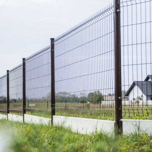 Konserwacja ogrodzenia panelowego: proste czynności, które przedłużą jego żywotność