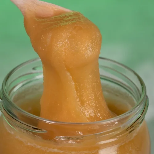 Przepisy z wykorzystaniem miodu klonowego – pomysły na śniadanie i deser